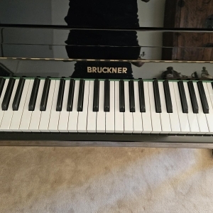 Bruckner modèle 106S - Piano droit noir brillant