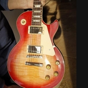 Gibson Les Paul Standard en excellent état d'utilisation.