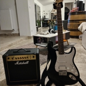 Squier by Fender stratocaster + Ampli Marshall mg15r