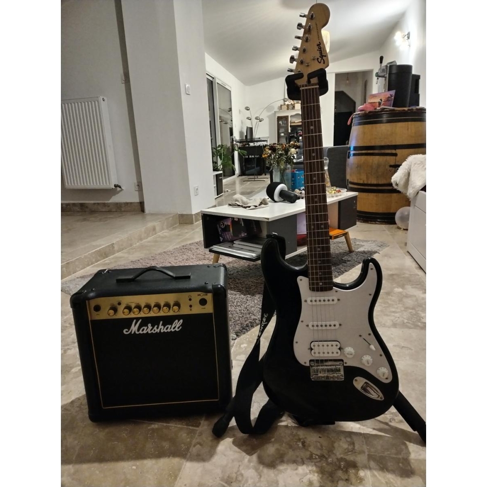 Squier by Fender stratocaster + Ampli Marshall mg15r