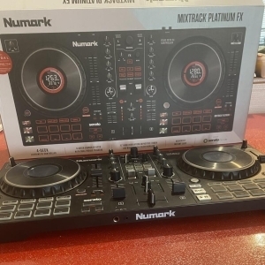 Numark Mixtrack Platinum FX