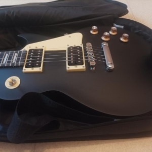 Harley Benton guitare électrique avec ampli et accessoires