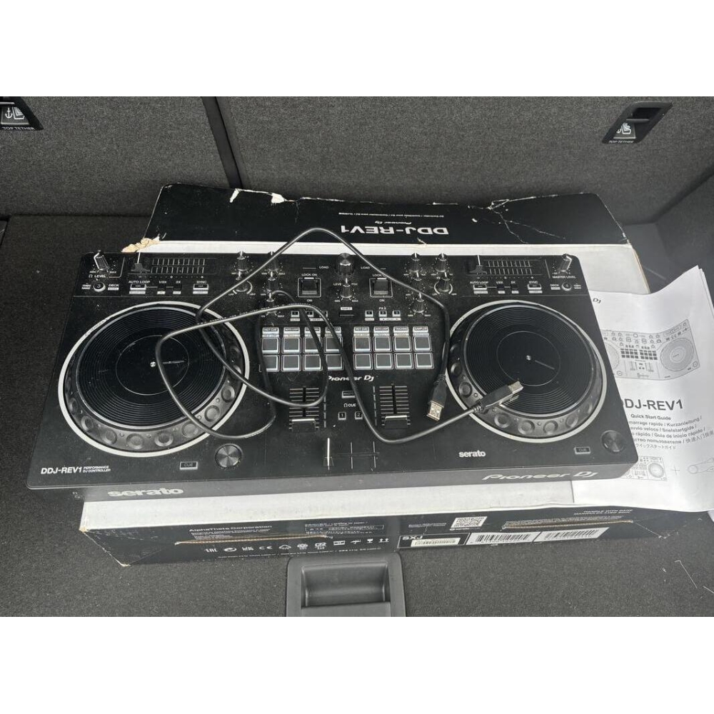 Pioneer Dj DDJ-REV1 + une enceinte de monitoring