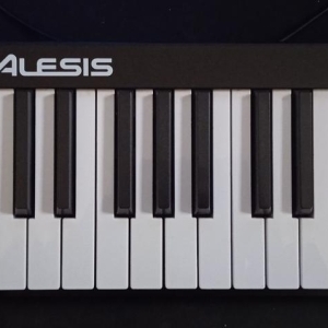 Alesis V25 - Clavier Maître Midi 25 Notes 8 Pads