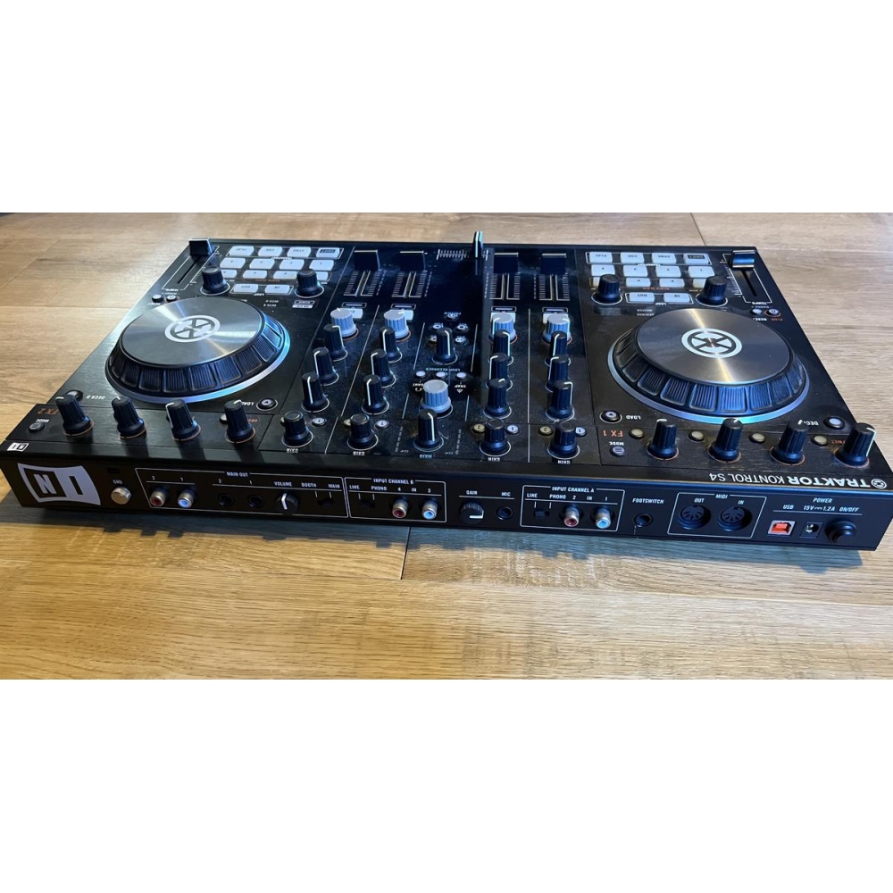 Traktor Kontrol S4 - Platine DJ