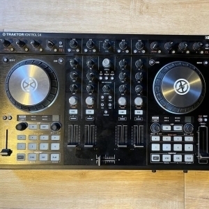 Traktor Kontrol S4 - Platine DJ