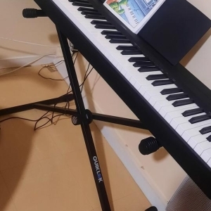 Yamaha P-145B avec support et livre d'apprentissage