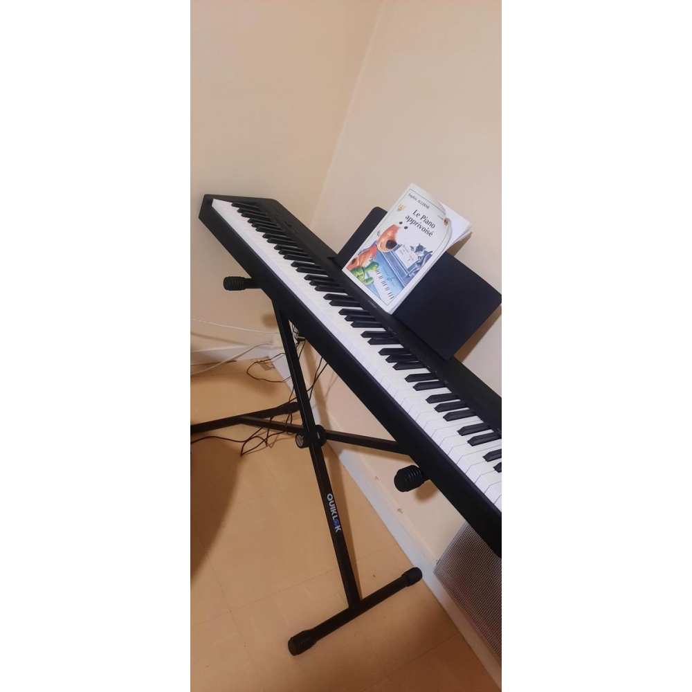 Yamaha P-145B avec support et livre d'apprentissage