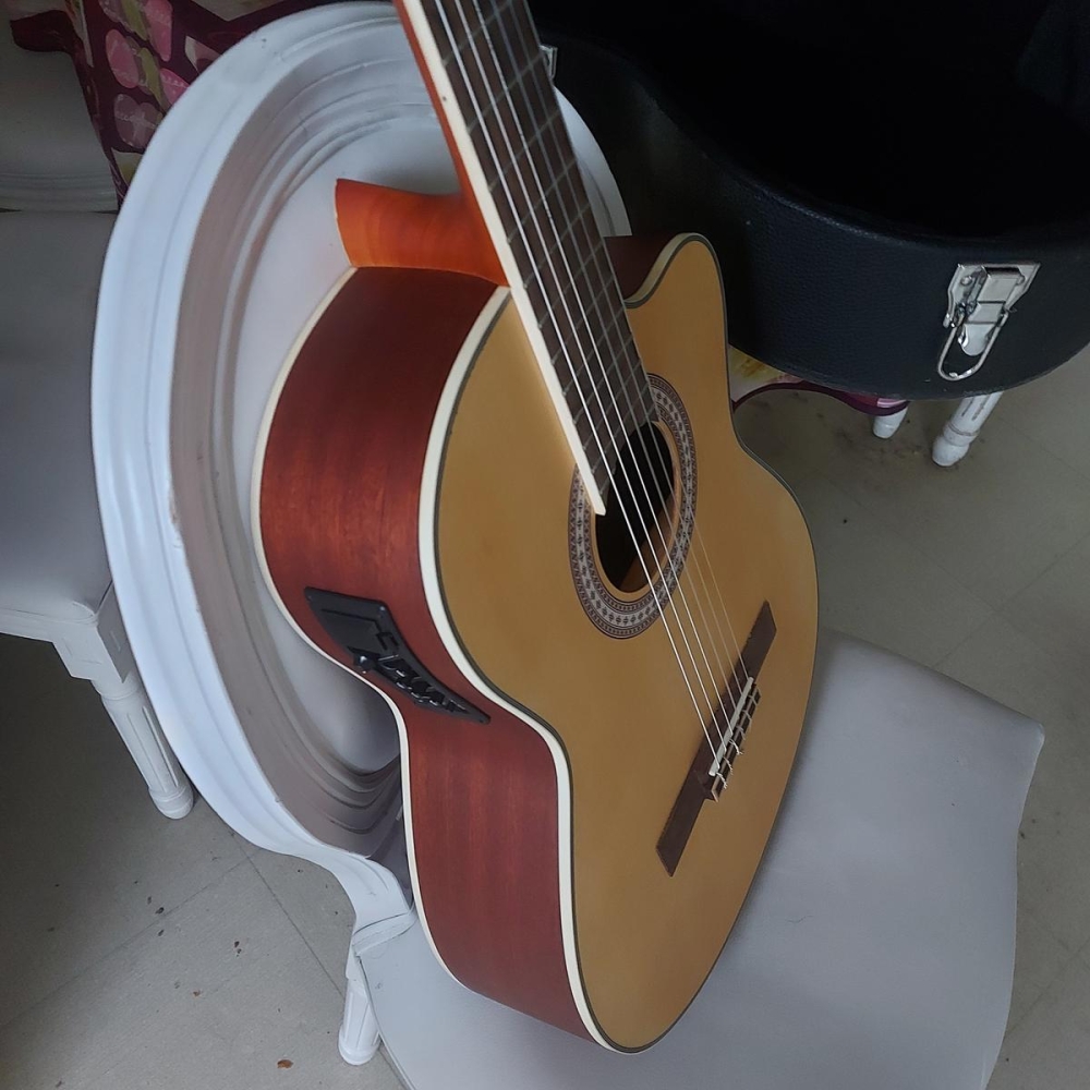 Almeria Guitare electro acoustic cutaway nylon