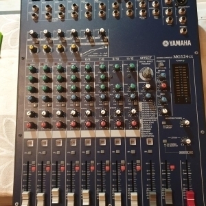 Yamaha MG 124 CX - Table de mixage