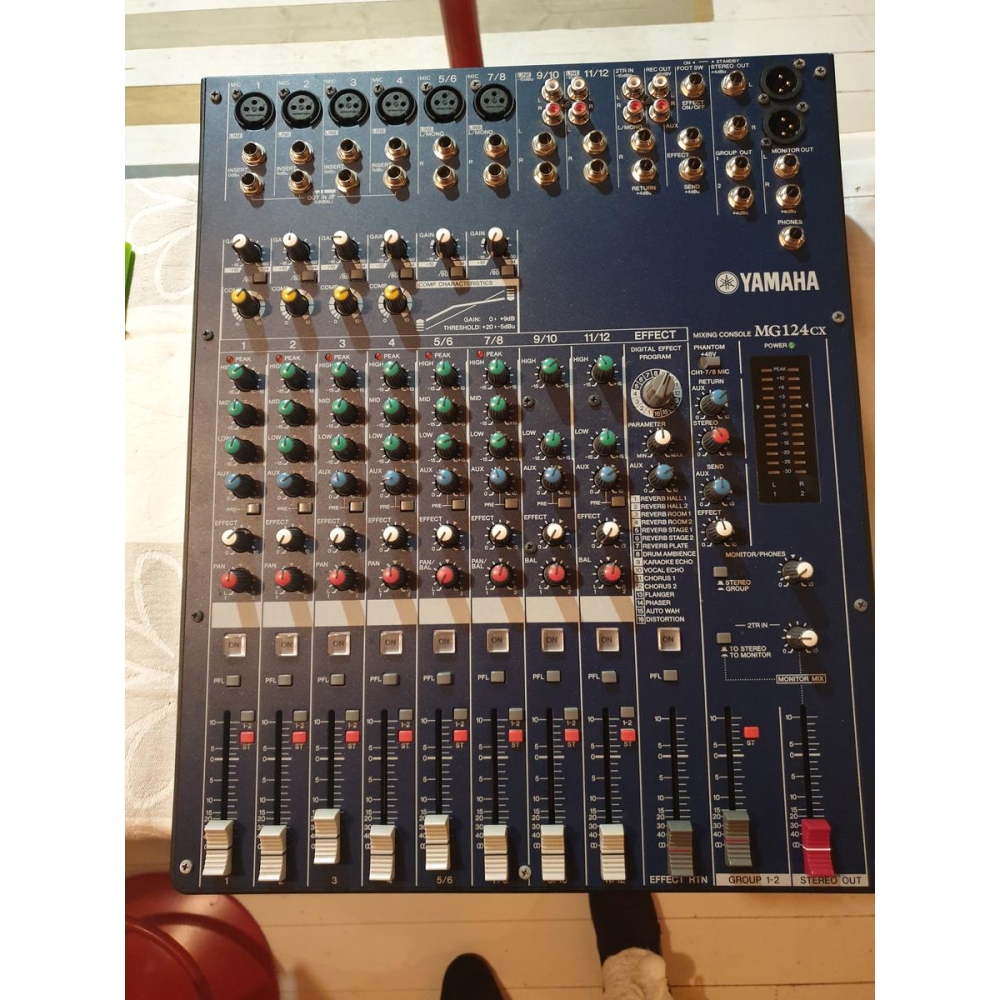 Yamaha MG 124 CX - Table de mixage