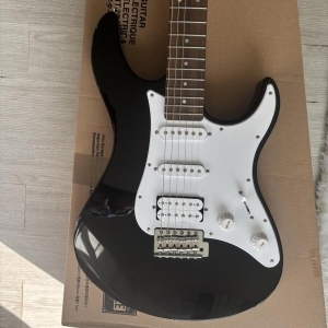 Yamaha Pacifica 112J toute neuve + accordeur