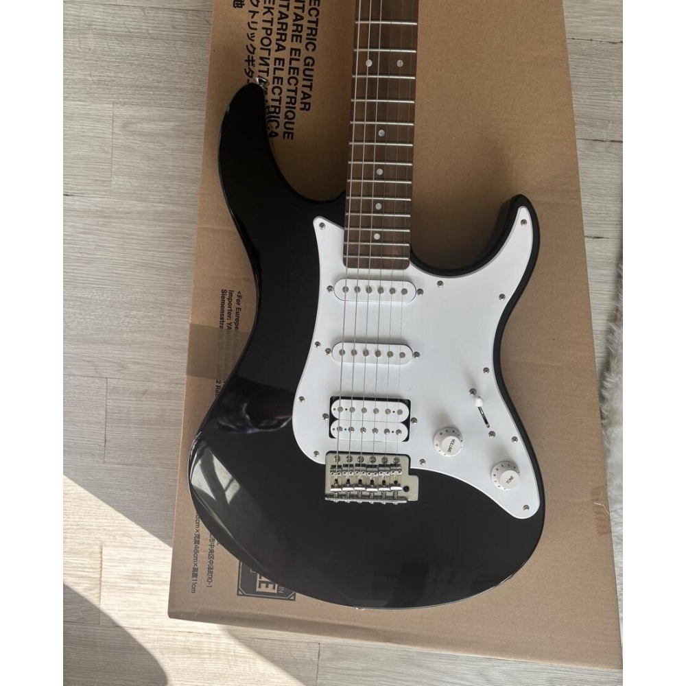 Yamaha Pacifica 112J toute neuve + accordeur