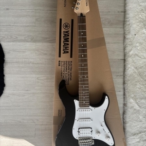 Yamaha Pacifica 112J toute neuve + accordeur