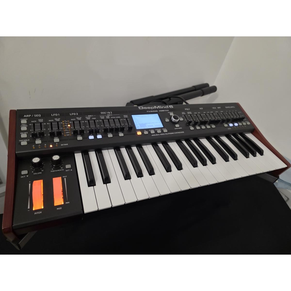 Behringer Deepmind 6 - Synthétiseur analogique