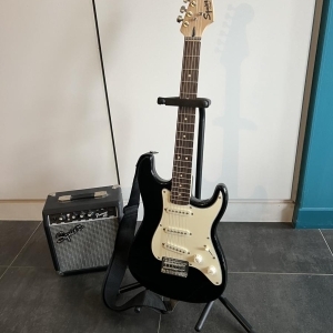 Squier Mini Strat - Guitare électrique enfant + Support + Ampli