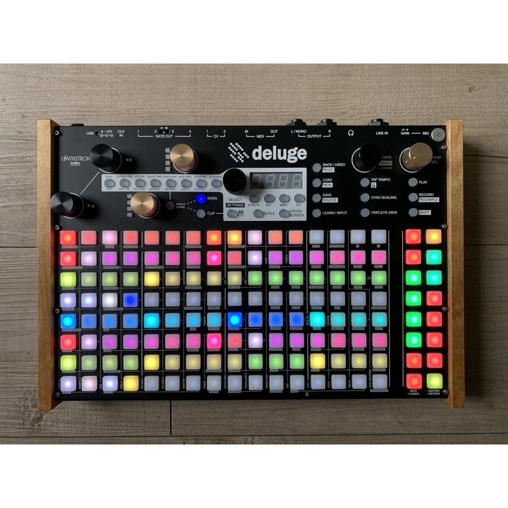 Synthstrom Deluge - sequencer sampler synth