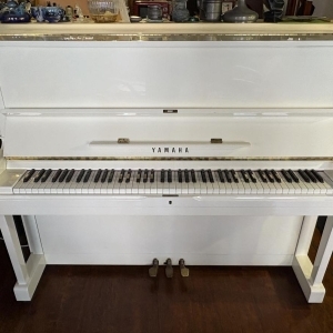 Yamaha 1UA blanc - Piano droit