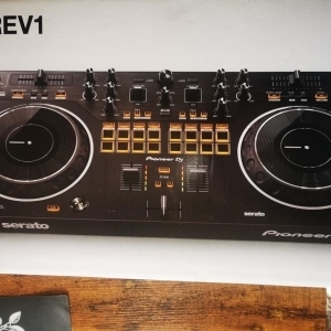 Pioneer DDJ-REV1 - Contrôleur DJ 2 voies pour Serato DJ Lite