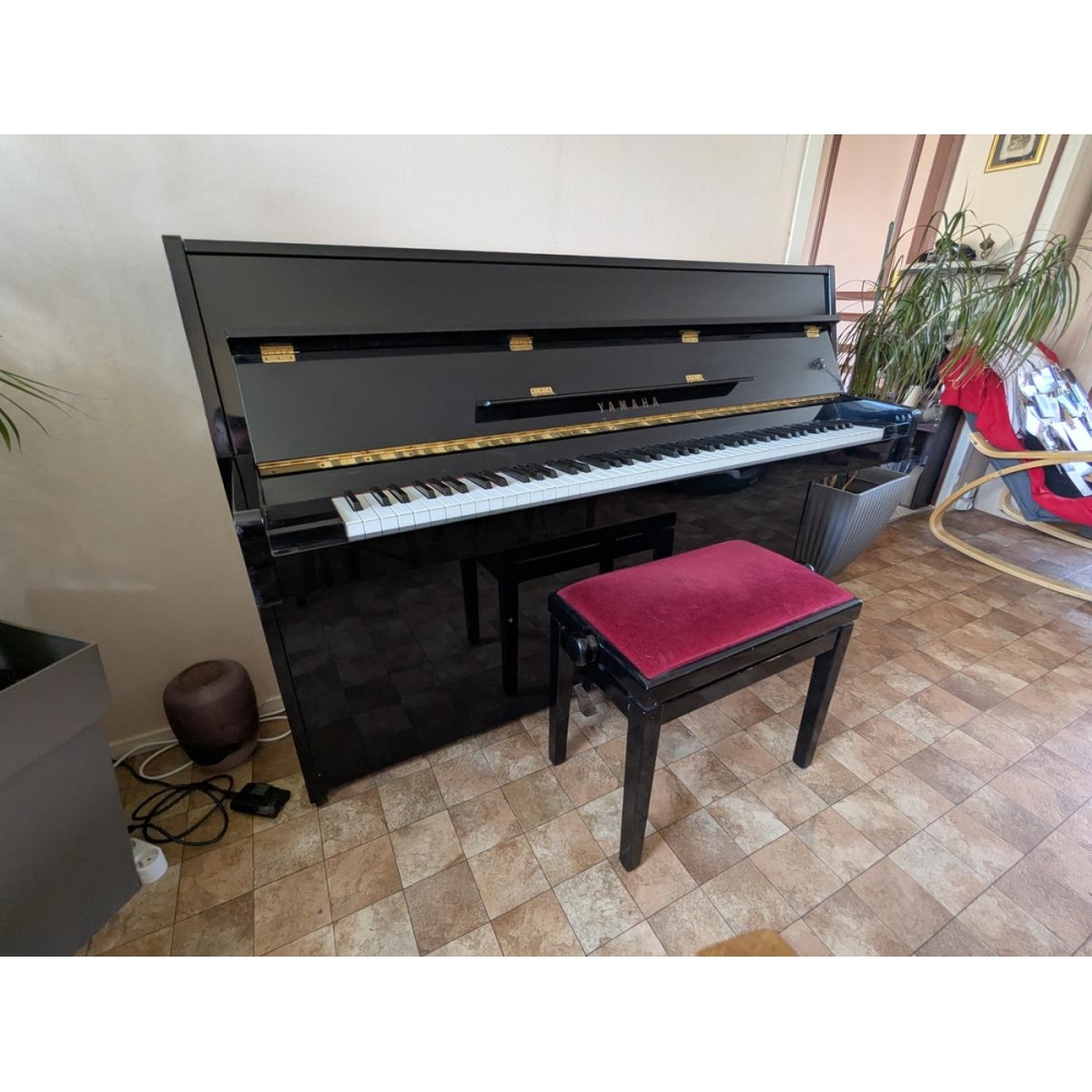 Yamaha C108 Piano droit noir