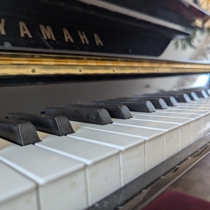 Yamaha C108 Piano droit noir