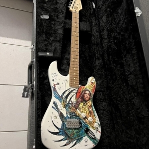 Fender stratocaster signée par Malina Moye et Druillet