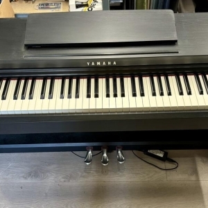 Yamaha Clavinova CLP-525B