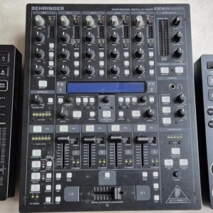 Deux Pioneer Dj CDJ-350 + Behringer DJX-750